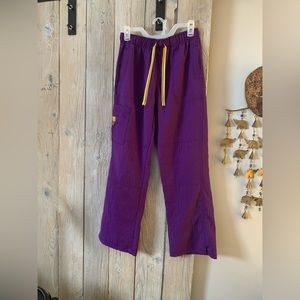 Spread Good Cheer scrub pants. Size: Medium.